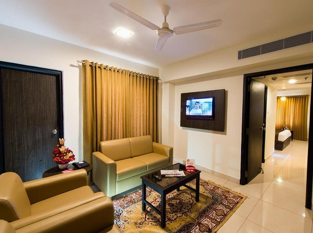 Plaza Hotel Trichy Tiruchirappalli Exteriör bild